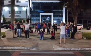 Grupo se reuniu durante várias noites em frente ao hospital São Lucas, em Americana (SP), para orar pelo pastor Rogério Bombatti. (Foto: Facebook / Manezinho da Praia)