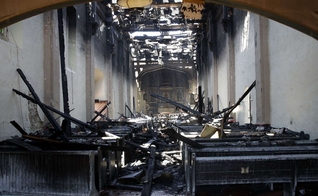 O interior da igreja San Gabriel foi danificado após um incêndio na Califórnia. (Foto: AP/Marcio Jose Sanchez)