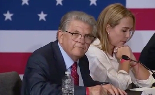 O empresário cubano Maximo Alvarez participou de um evento ao lado de Donald Trump e sua equipe de governo. (Foto: The Hill)