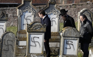 Pichações de suásticas têm sido feitas em túmulos de cemitérios na França. (Foto: Jean-Francois Badias/AP)