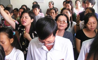 Cristãos participam de culto no Vietnã. (Foto: chretiens.info)