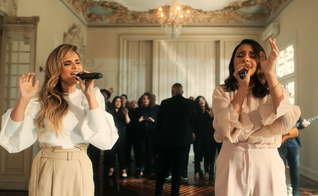 Júlia Vitória contou com a participação de Aline Barros na gravação do medley "Ele Vem / A Cidade Santa". (Foto: Divulgação)
