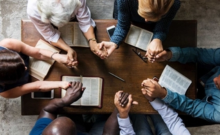 Países ricos têm menos probabilidade de dizer que a crença em Deus é necessária para a boa moral. (Foto: iStock)