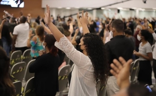 Fiéis participam de culto com máscara em meio a pandemia do coronavírus. (Foto: ADVEC Natal)