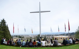 A cruz está no campus da faculdade New Hope desde 1964, em Oregon. (Foto: New Hope Christian College)