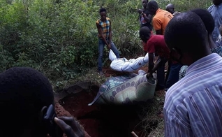 Membros da Igreja Batista Bethel enterram alguns dos corpos das 14 vítimas assassinadas em ataque recente de terroristas armados Fulani, na Nigéria. (Foto: Facebook / All Africa Baptist Fellowship)