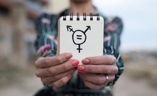 Ideologia de gênero tem levado cada vez mais pessoas a buscarem cirurgias de mudança de sexo e tratamentos hormonais para transição de gênero. (Foto: Getty Images)