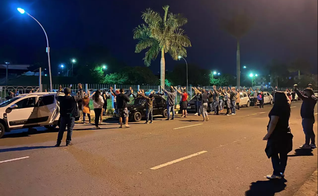 Cristãos oram em frente ao Hospital Regional de Campo Grande. (Foto: Divulgação)