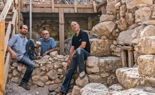Dr. Shalev, Prof. Gadot e Yoav Vaknin, da direita para a esquerda. (Foto: Shai Halevi/Autoridade de Antiguidades de Israel)