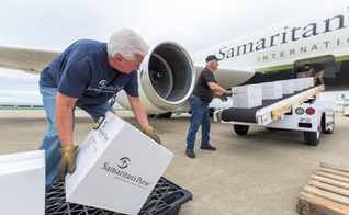 Avião da Samaritan's Purse foi enviado com 26 toneladas de suprimentos e 15 membros de uma equipe de reposta a situações de crise. (Foto: Facebook)