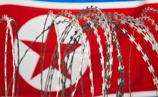 Boa parte das prisões da Coreia do Norte se transformaram em verdadeiros campos de concentração, que obrigam homens e mulheres a trabalhos pesados. (Foto: Live Action)