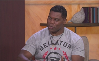 Herschel Walker é um esportista premiado com o troféu Heisman, por sua atuação na Liga de Futebol Americano. (Imagem: Youtube / Reprodução)