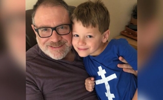 James Younger (direita) está travando uma batalha judicial para impedir que sua ex-esposa transforme seu filho de 8 anos em uma menina. (Foto: Facebook / Save James)