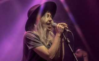 Julliany Souza é vocalista da banda Casa Worship e interpretou a nova versão da música "Preciso de Ti", lançada pelo grupo. (Foto: Divulgação)
