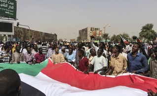 Sudaneses celebram a deposição do então presidente Omar al-Bashir em 2019, após 30 anos no poder. (Foto: Associated Press)