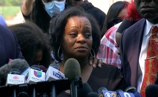 Julia Jackson clamou por um milagre para que seu filho sobrevivesse após levar 7 tiros, em Wisconsin, EUA. (Foto: Sky News)