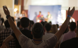 Iranianos em culto de treinamento para ministrar jovens em seu país. (Foto: Elam Ministries)