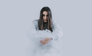 Isadora Pompeo está lançando o clipe "Processo". (Foto: Divulgação)
