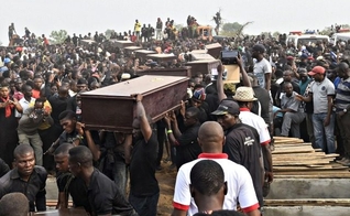 Enterro em massa na Nigéria revela a gravidade da violência promovida por grupos terroristas no país. (Foto: Pius Utomi Ekpei / AFP / Getty Images)