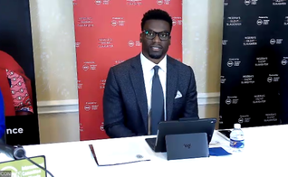 Benjamin Watson é um jogador aposentado da Liga de Futebol Americano e defensor dos direitos da Família, além de abertamente combater o racismo nos EUA. (Imagem: Reprodução / Zoom)