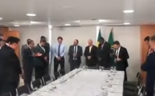 Presidente orou com líderes evangélicos em Brasília. (Foto: Reprodução/Jair Bolsonaro)