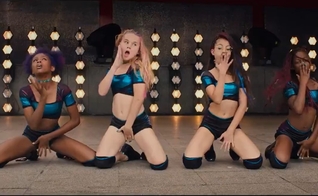 O filme "Lindinhas" exibe garotas de 11 anos em cenas nas quais dançam com movimentos sugestivos e sensuais, sendo apontado como uma exemplo de "pedofilia legalizada". (Imagem: Netflix)