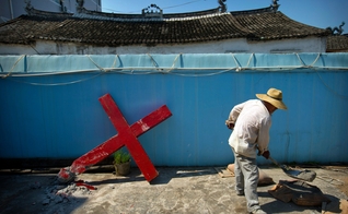 Cruz que foi derrubada por funcionários do governo chinês em uma igreja protestante no vilarejo de Taitou, na província de Zhejiang, em 2015.  (Foto: Mark Schiefelbein / Associated Press)