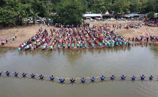 Mais de 1.435 pessoas de aldeias da Tailândia foram batizadas em um único dia. (Foto: Reach a Village)