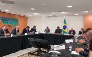 A oração foi conduzida pelo pastor, professor e ministro da educação, Milton Ribeiro. (Imagem: Facebook / Reprodução)