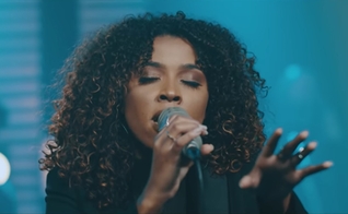 Gabriela Gomes está lançando o clipe "Deus Emanuel". (Foto: Youtube / Reprodução)
