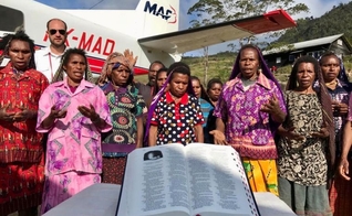 Já se passaram 20 anos desde que o povo Yali recebeu pela última vez novos exemplares da Bíblia em seu idioma. (Foto: Mission Aviation Fellowship)