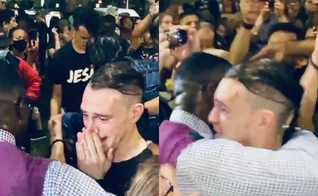 O jovem manifestante aceitou Jesus durante adoração ao ar livre em Chicago, nos EUA. (Foto: Sean Feucht)