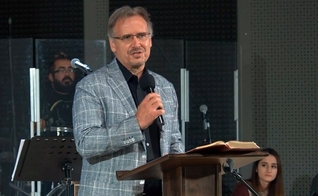 O pastor Theodor Oprenov liderou o devocional bíblico durante o Dia Nacional de Oração de 2020 na Bulgária. (Imagem: Evangelical Focus)