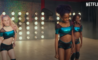 O filme "Cuties" ("Lindinhas") expõe garotas de 11 anos em cenas com danças sensualizadas e até de nudez parcial. (Imagem: Netflix / Reprodução)