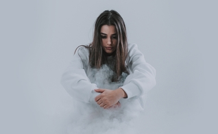 Isadora Pompeo está divulgando os singles que formam seu próximo álbum "Processo". (Foto: Divulgação)