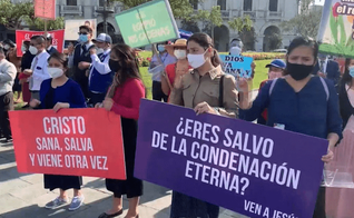 Evangélicos reunidos na Praça San Martin para orar pelo Peru e pedir abertura de igrejas. (Foto: Manuel Rojas)