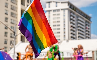 Estabelecimentos de Salvador que impedirem beijo gay podem receber multas de até R$ 100 mil. (Foto: Shutterstock)