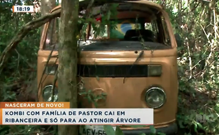 Família de pastor sobrevive a queda de Kombi em ribanceira em Londrina. (Foto: Cidade Alerta/Ric Mais)