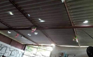 Teto de igreja possui vários buracos devido às pedradas. (Foto: Evangelio Completo Roca Eterna)