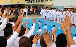 Centenas de pessoas se batizam em ação coletiva antes da pandemia, no Irã. (Foto: Elam Ministries)