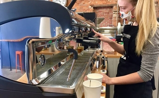 A barista Maddie Sims prepara bebidas na cafeteria Oliver Gospel Roastery. (Foto: Sarah Ellis/The State)