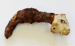Uma dos dois pregos que foram encontrados com fragmentos de osso em Jerusalém. (Foto: Pen News/Aryeh Shimron)