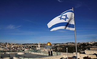 Bandeira de Israel hasteada na Cidade Velha de Jerusalém. (Foto: Ronen Zvulun/Reuters)