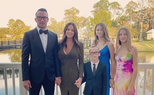 Carl Lentz publicou uma foto na qual aparece ao lado da família, confessando que foi infiel à sua esposa e pedindo perdão à igreja pelo pecado do adultério. (Imagem: Instagram / Reprodução)