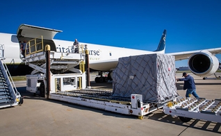 Avião da organização de ajuda humanitária 'Bolsa do Samaritano' foi enviado à Armênia, com 11 toneladas de suprimentos para civis deslocados internamente pela guerra. (Foto: Samaritan's Purse)