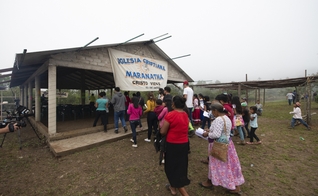 Moradores de uma comunidade vão a uma igreja em La Laguna, no México. (Foto: Samaritan's Purse)