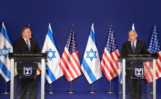 Primeiro-ministro israelense, Benjamin Netanyahu e secretário de Estado dos EUA, Mike Pompeo, falam à imprensa em Jerusalém. (Foto: Amos Ben-Gershom/GPO)