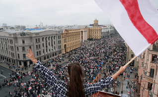 Manifestantes marcham na Praça da Independência em Minsk, na Bielorrússia. (Foto: AP/Evgeniy Maloletka)