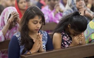 Cristãos participam de momento de oração em igreja )na Índia. (Foto: Getty Images)
