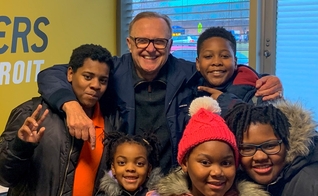 Atualmente, Larry Johnson se dedica exclusivamente ao trabalho no ministério 'LifeBuilders', que apoia famílias necessitadas na cidade de Detroit. (Foto: Facebook / Reprodução)
